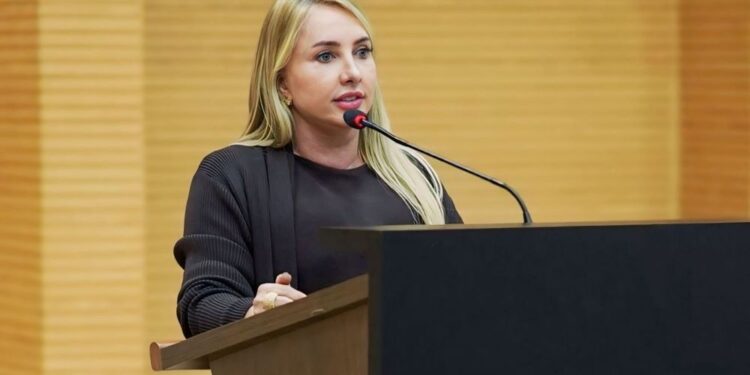 Ieda Chaves solicita a oferta de van para transporte de pacientes em São Francisco do Guaporé