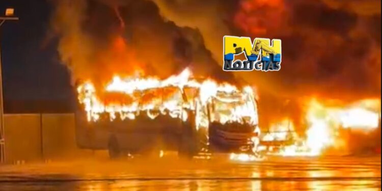 Oito ônibus escolares são destruídos em incêndio em pátio de escola em Jaci-Paraná