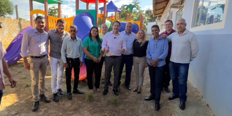 Deputado Alex Redano vistoria emenda de R$ 500 mil para playground ecológico em Machadinho
