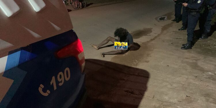 URGENTE: Homem é algemado e espancado por criminosos na zona leste