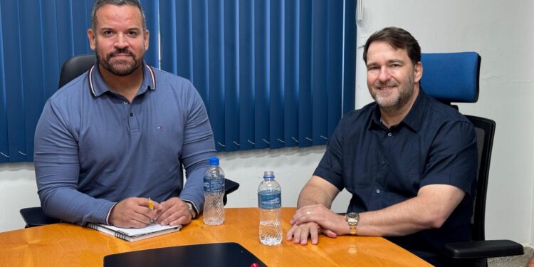 Alex Redano destaca na tribuna o sucesso da CNH social e parabeniza governador e diretor do Detran