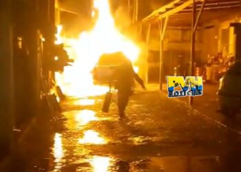 URGENTE: Viatura da PM é incendiada dentro de oficina na zona sul