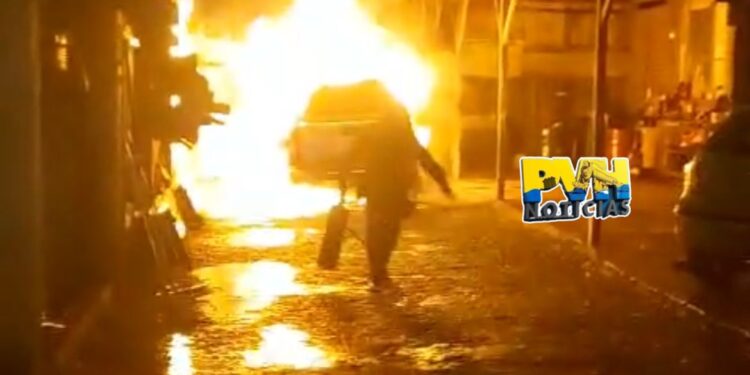 URGENTE: Viatura da PM é incendiada dentro de oficina na zona sul