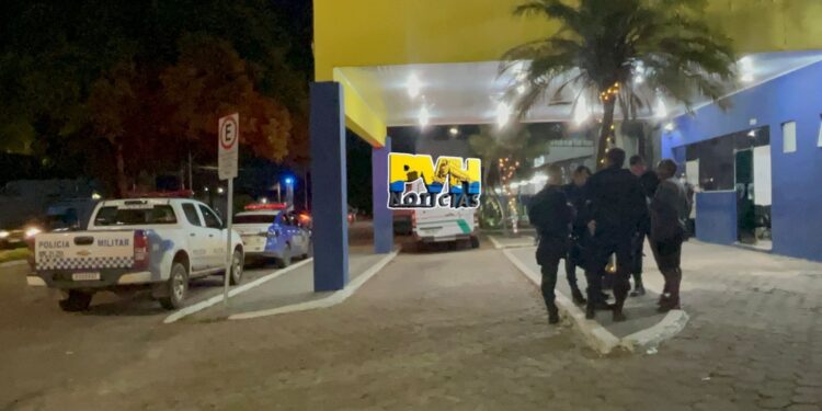 URGENTE: Jovem é atacado a tiros em quadra de esportes na zona sul