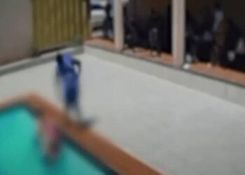 DESESPERO: Criança morre afogada em piscina enquanto o pai trabalhava em clube