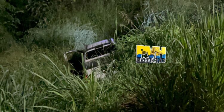 URGENTE: Bandidos caem em ribanceira com caminhonete roubada no Orgulho do Madeira – Veja Vídeo
