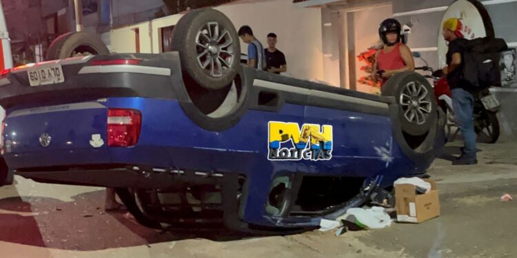 VÍDEO: Saveiro capota em acidente na frente do Samu em Porto Velho