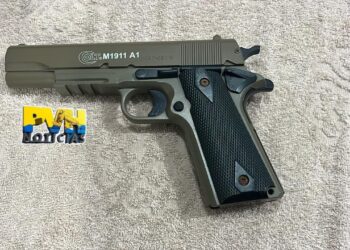 COVARDES: Bandidos passam a mão em partes íntimas e agridem vítimas durante assalto na zona leste