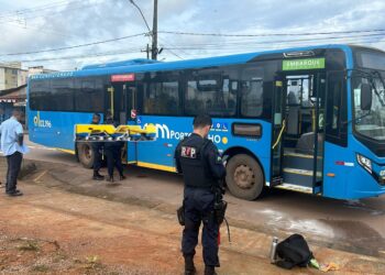 URGENTE: Bandidos mascarados tentam incendiar ônibus no Orgulho do Madeira – Veja Vídeo