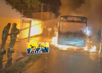 URGENTE: Bandidos afrontam a PM e queimam terceiro ônibus