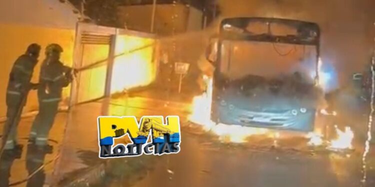 URGENTE: Bandidos afrontam a PM e queimam terceiro ônibus