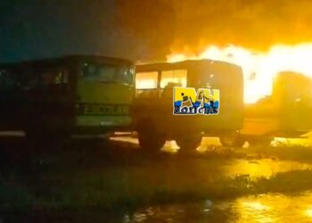 FOGO: Ônibus escolares são atingidos por incêndio criminoso em Itapuã D’Oeste