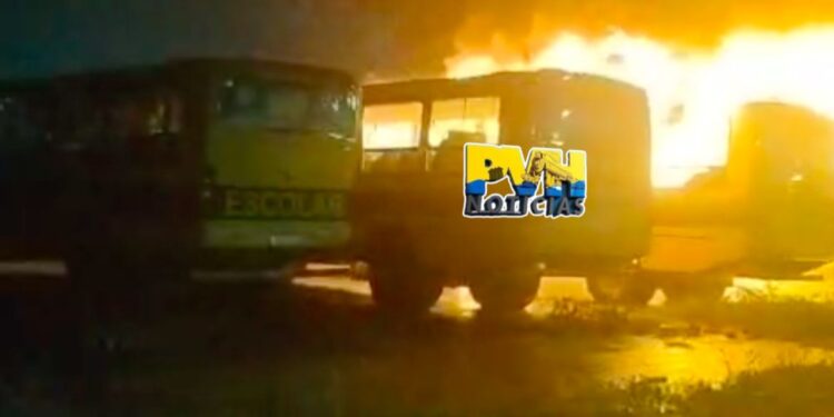 FOGO: Ônibus escolares são atingidos por incêndio criminoso em Itapuã D’Oeste
