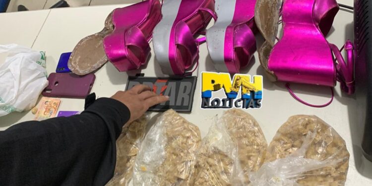NO TÁXI: BPTAR flagra garotas de programa com drogas escondidas em sapatos na BR-364 – Veja Vídeo