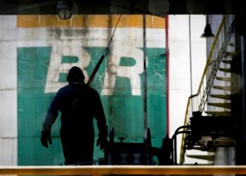 Petrobras reajusta diesel nas distribuidoras em R$ 0,22 neste sábado