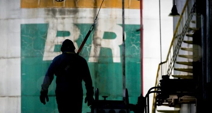 Petrobras reajusta diesel nas distribuidoras em R$ 0,22 neste sábado