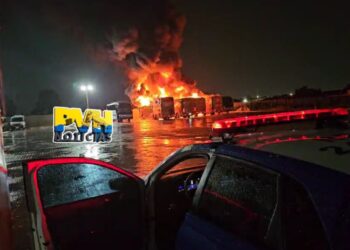 URGENTE: Ônibus são incendiados dentro de empresa na zona sul