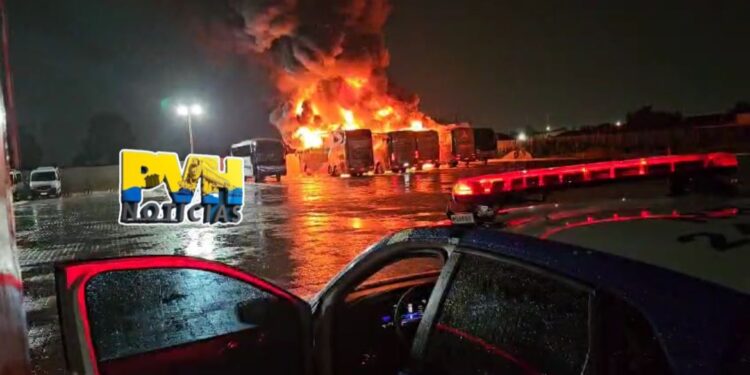 URGENTE: Ônibus são incendiados dentro de empresa na zona sul