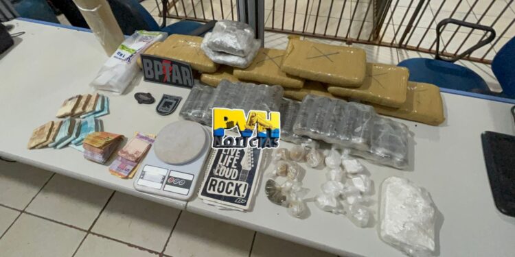 RUA MARACUJÁ: BPTAR apreende barril com drogas em fundo de residência na zona norte