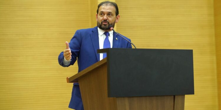 Laerte Gomes garante empenho de mais de R$ 1,5 milhão para reforma de escola de Theobroma