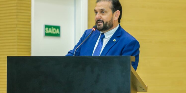 Laerte Gomes destaca andamento das obras do ginásio Piauzão em Ouro Preto do Oeste