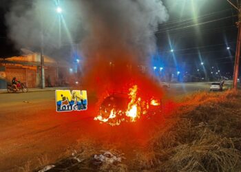 URGENTE: Carro é destruído por incêndio na zona leste