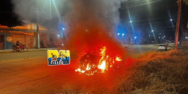 URGENTE: Carro é destruído por incêndio na zona leste