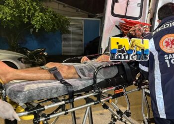 ENSANGUENTADO: Homem esfaqueado pela esposa, pede socorro na Central de Flagrantes