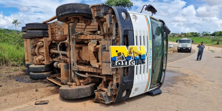 CURVA DA MORTE: Caminhão do lixo tomba e deixa motorista ferido na BR-319 em Porto Velho