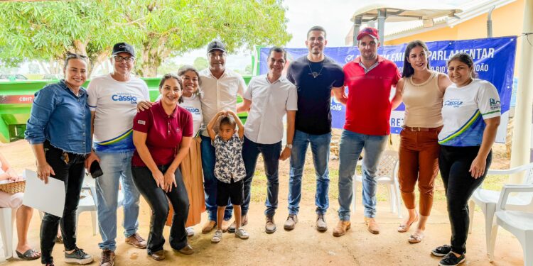 Deputado Cássio Gois entrega carreta basculante à comunidade de Primavera de Rondônia
