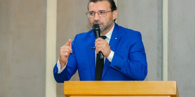 Deputado Ribeiro indica celebração de convênio entre Seduc e CMAEEA em Cacoal