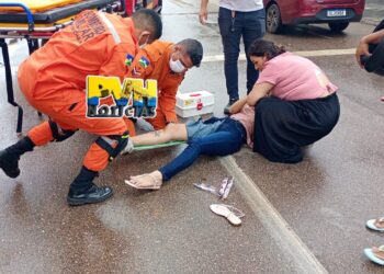 URGENTE: Motociclista quebra a perna depois de bater em traseira de carro parado na Amazonas
