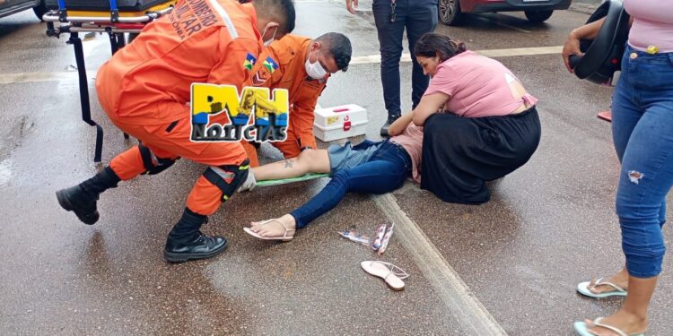 URGENTE: Motociclista quebra a perna depois de bater em traseira de carro parado na Amazonas