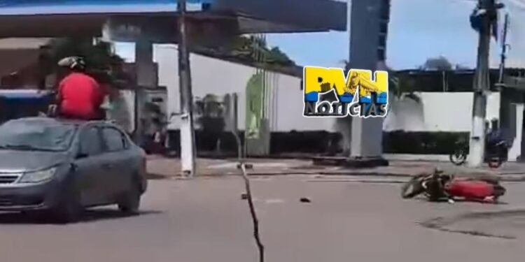 URGENTE: Motociclista para em cima de carro após colisão na Guaporé