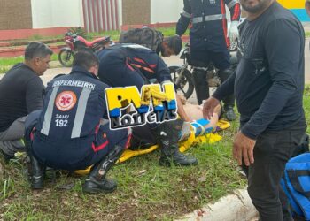 URGENTE: Motociclista bate em árvore depois de passar direto em curva na Rio Madeira