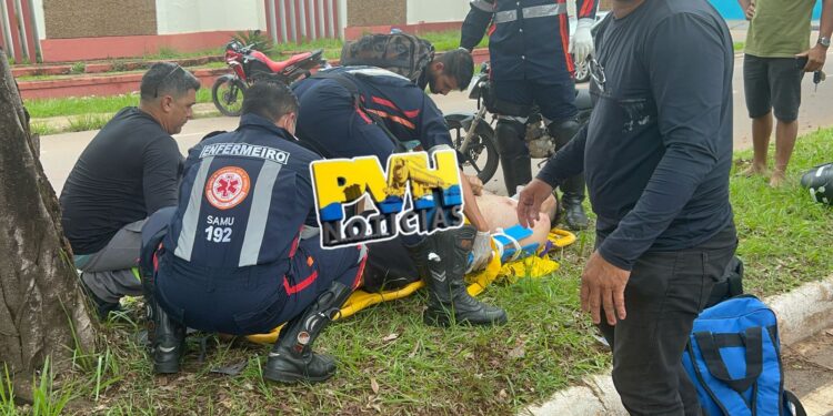 URGENTE: Motociclista bate em árvore depois de passar direto em curva na Rio Madeira