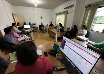 Ieda Chaves conversa com servidores da Emater em Cacoal, que buscam reajuste salarial