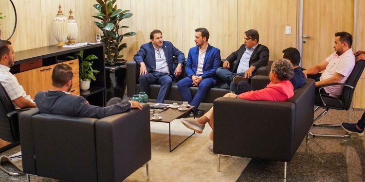 Presidente da Assembleia Legislativa recebe lideranças de Ariquemes para tratar de demandas do município