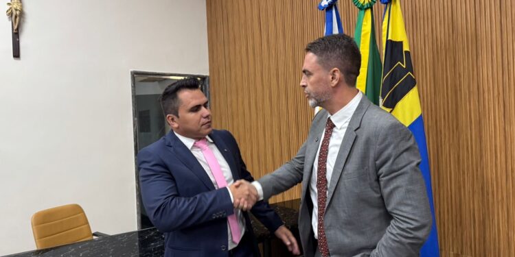 Prefeito Léo Moraes firma compromisso com vereador Edimilson Dourado em prol da zona sul