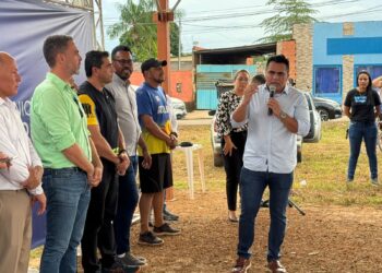 Vereador Edimilson Dourado participa de assinatura de ordem de serviço para construção de campo sintético no Bairro Aeroclube