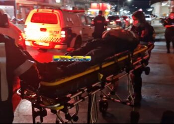 CHOVENDO MUITO: Atropelamento deixa ciclista ferido na zona sul