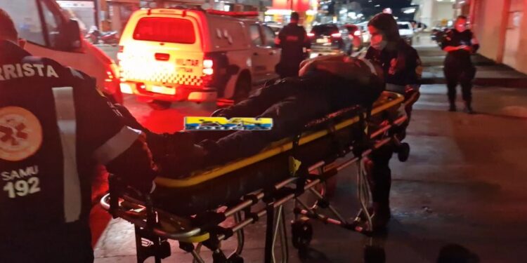 CHOVENDO MUITO: Atropelamento deixa ciclista ferido na zona sul