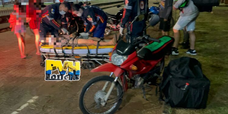 URGENTE: Motoboy derrapa e sofre queda perto do Shopping