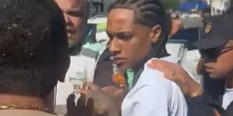 Rapper Oruam é detido durante blitz em área nobre do Rio de Janeiro