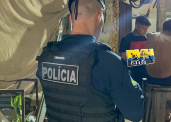 URGENTE: PM prende foragido e comparsa com drogas em sucata na capital