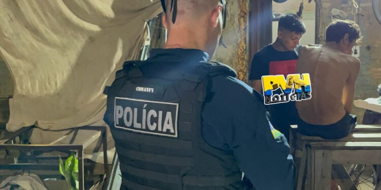 URGENTE: PM prende foragido e comparsa com drogas em sucata na capital