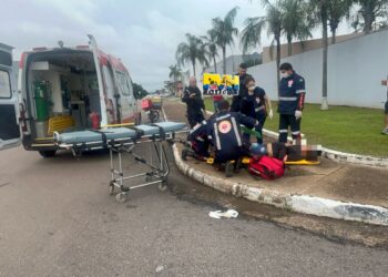 FRATURA EXPOSTA: Motociclista quebra perna em acidente no centro de Porto Velho