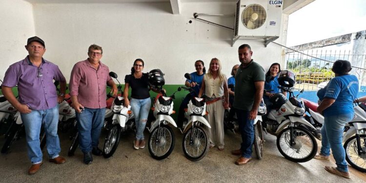 Ieda Chaves faz entrega de emendas parlamentares durante agenda em Vale do Anari