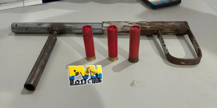 ATÉ 2049: Foragido é flagrado com arma caseira em residência na zona leste