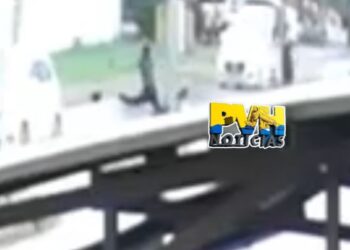 DERRAPOU: Câmera flagrou motociclista batendo em poste de semáforo na Guaporé – Veja Vídeo